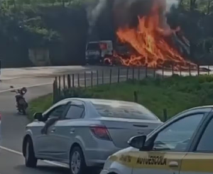 Caminhão carregado de papelão pega fogo na RJ-186, em Santo Antônio de Pádua