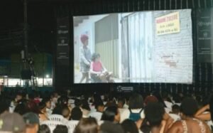 Varre-Sai transforma praça em cinema a céu aberto com programação gratuita e acessível