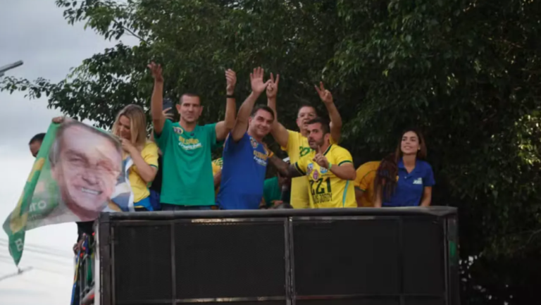 Flávio Bolsonaro e Douglas Ruas reúnem aliados em carreata em Campos