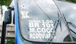 Vans e micro-ônibus são flagrados atravessando canavial para fugir de pedágio na BR-101 em Campos